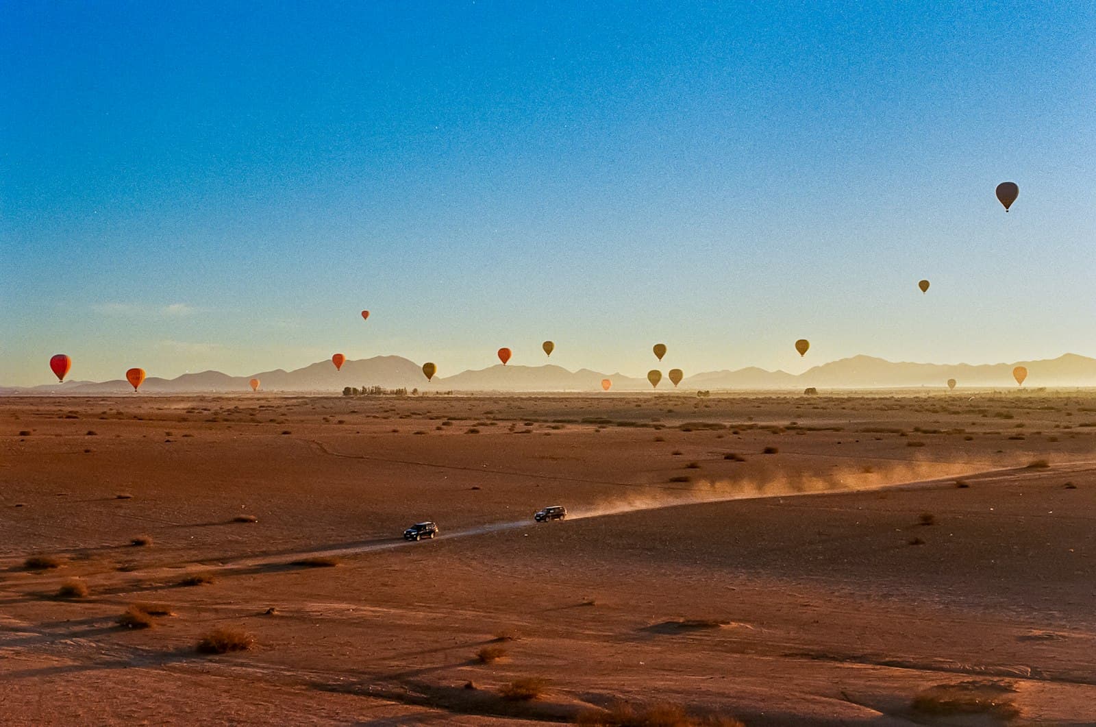 Montgolfières au-dessus du désert