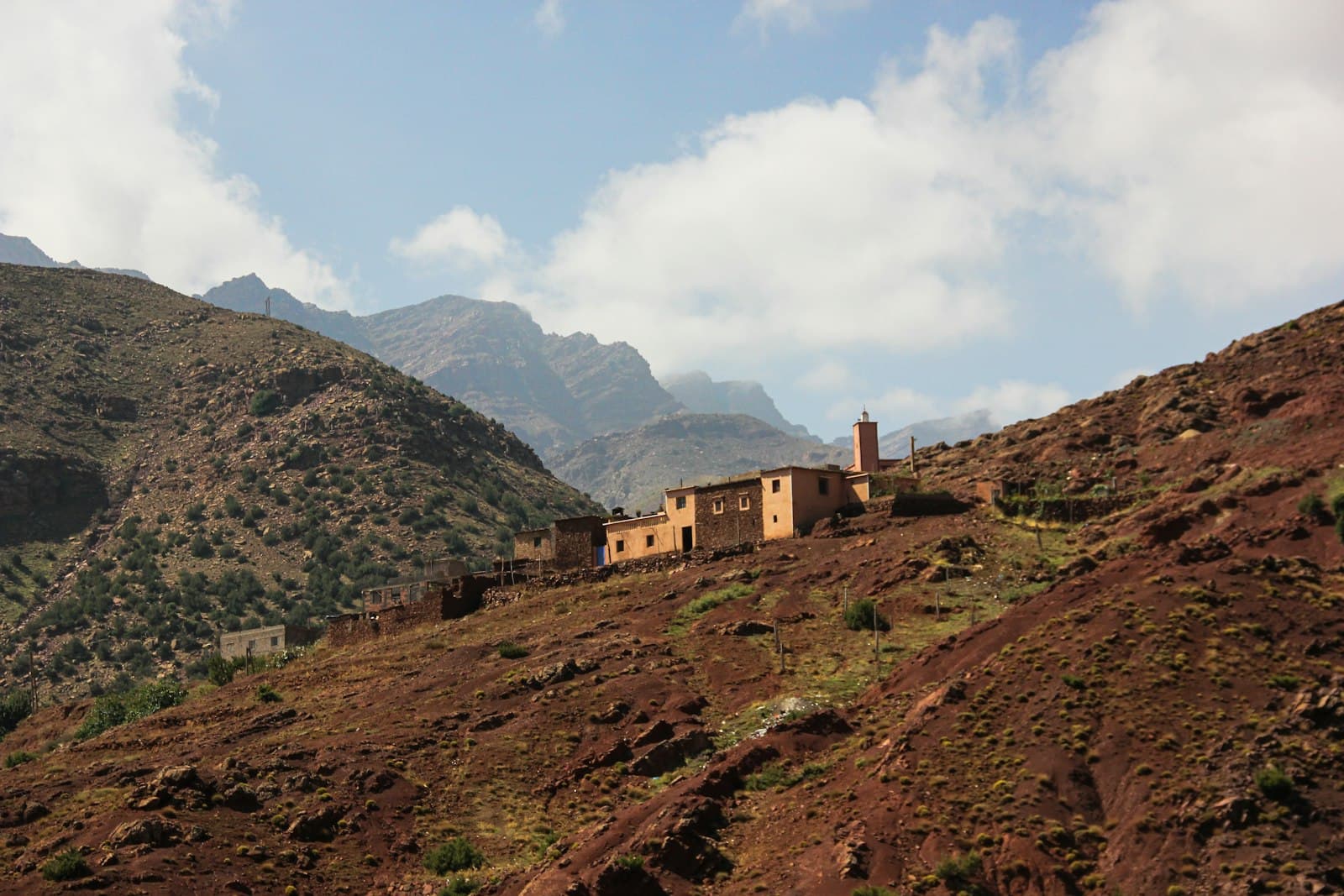 Maison en pisé sur une colline