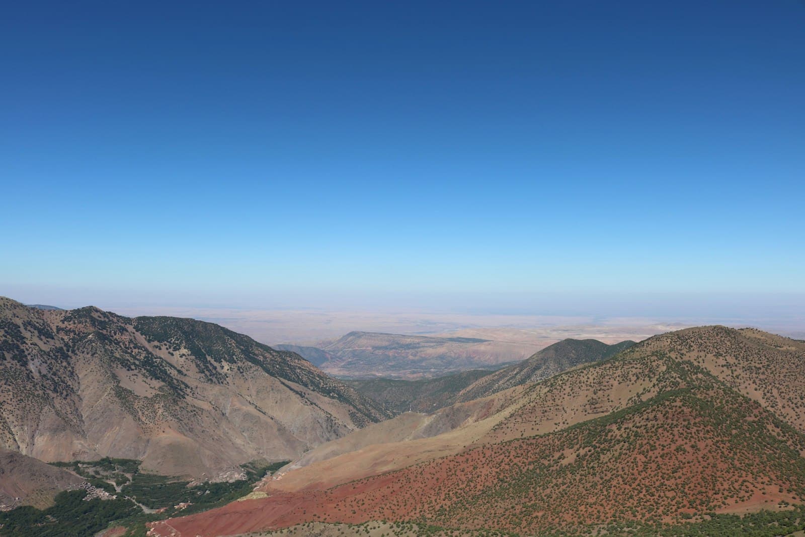 Chaîne de l'Atlas sous un ciel bleu