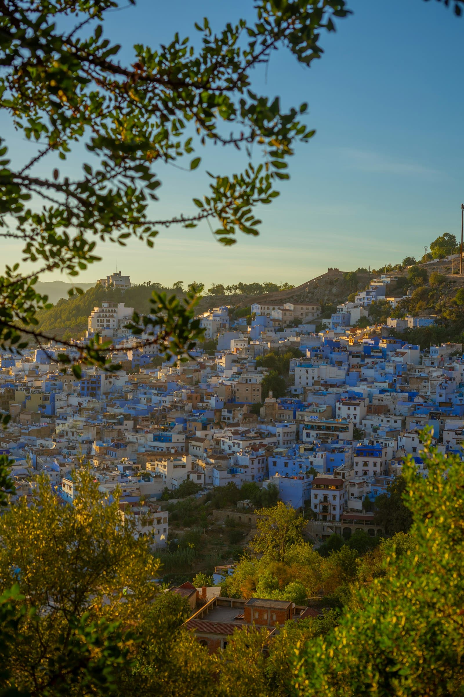 Vue sur la ville bleue au coucher du soleil