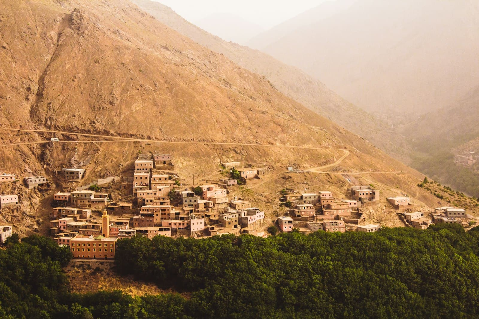 Village berbère en terre dans une vallée verdoyante