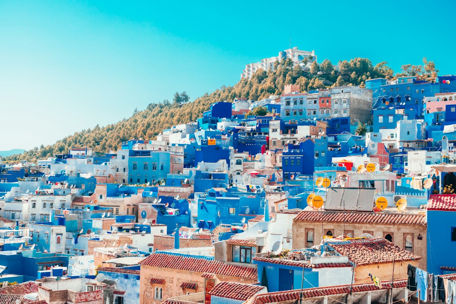 Maisons bleues et blanches de Chefchaouen sur la colline