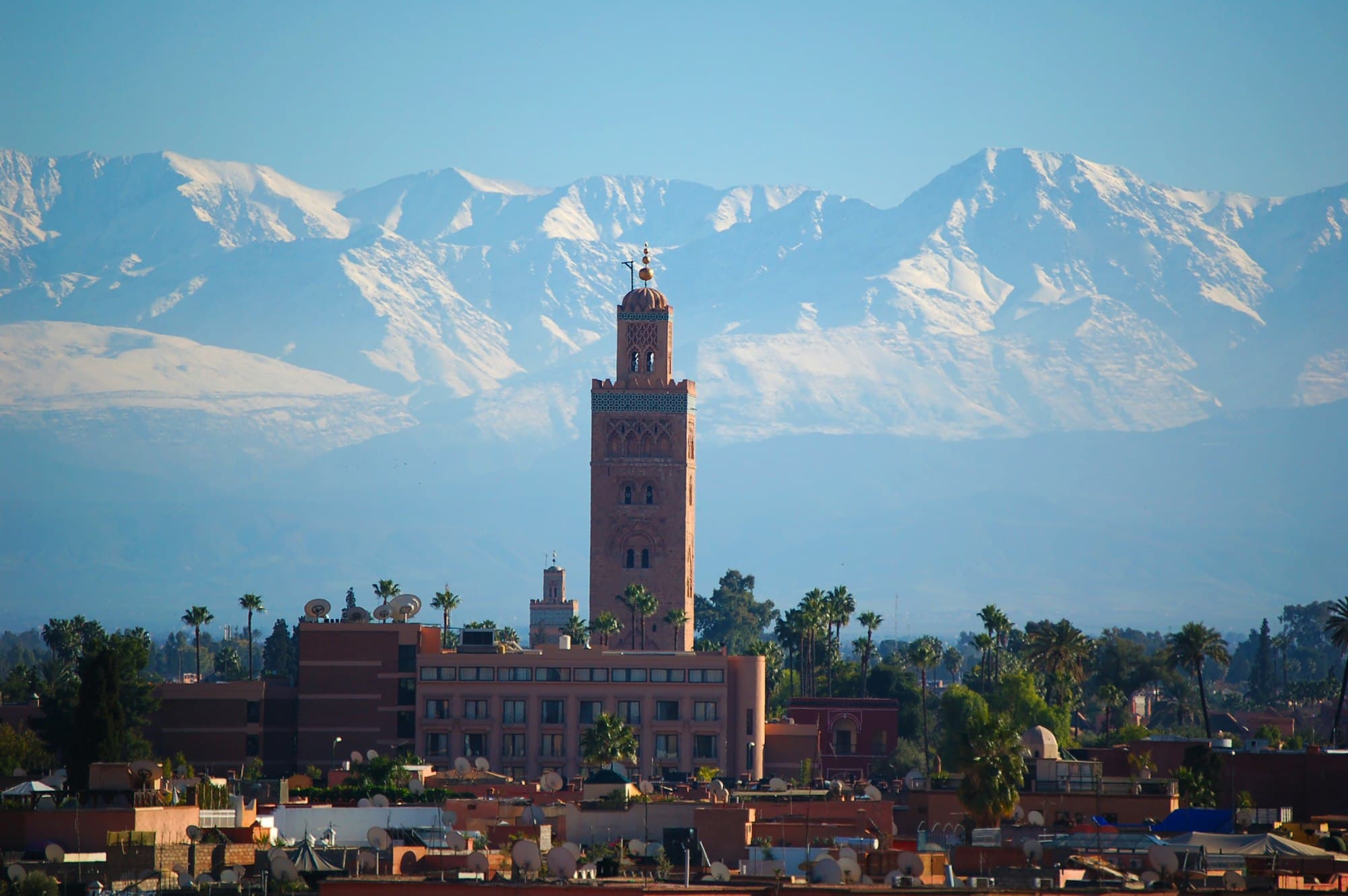La Koutoubia devant les sommets enneigés de l'Atlas
