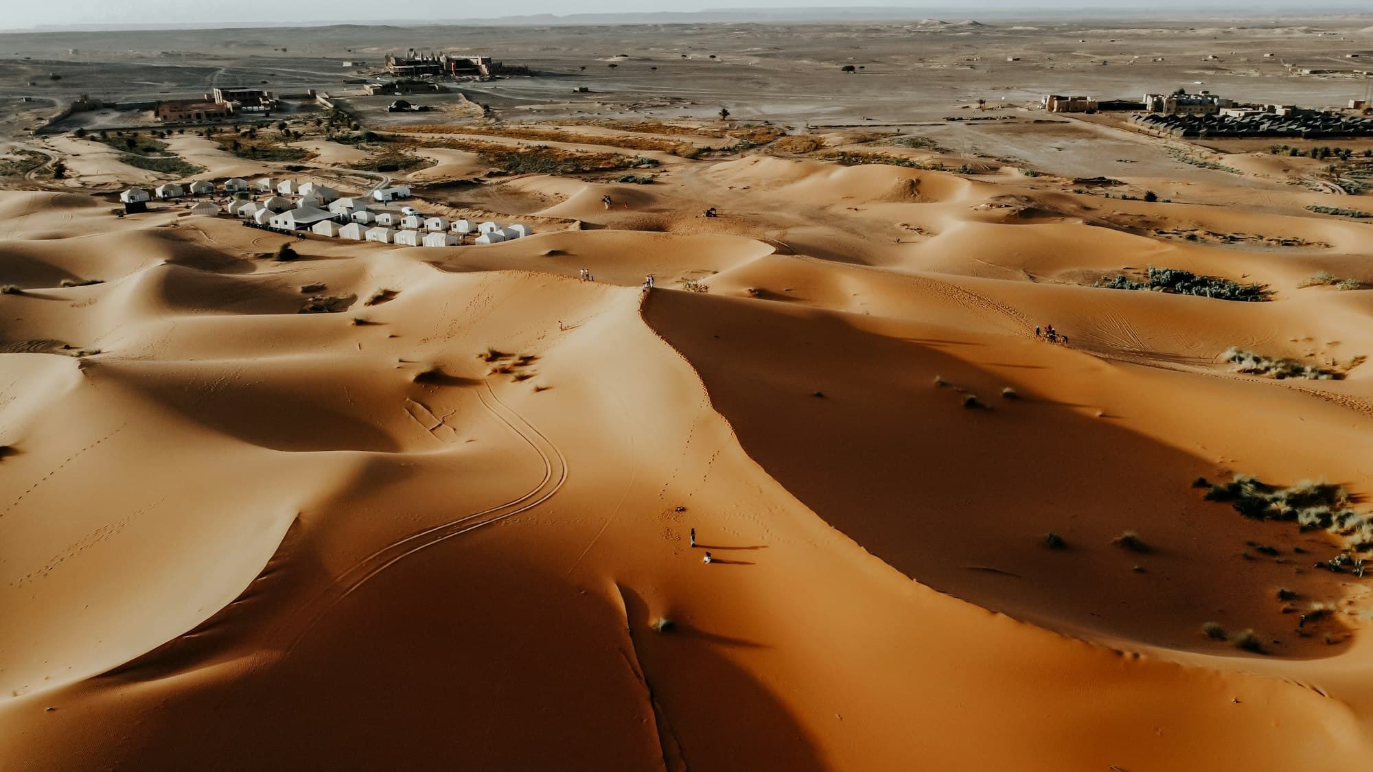 Camp de tentes au milieu des dunes de l'Erg Chebbi