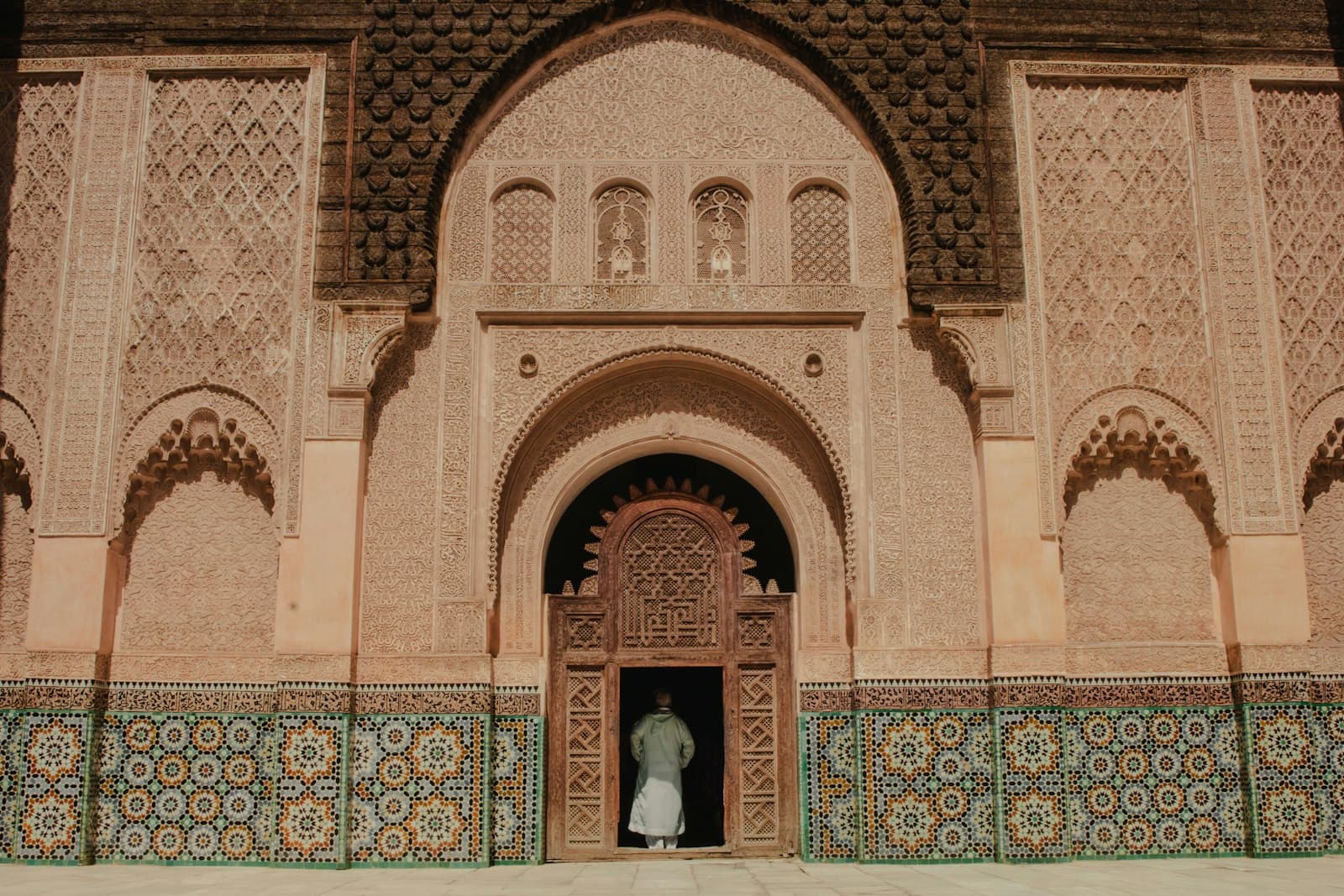 Porte monumentale en bois sculpté
