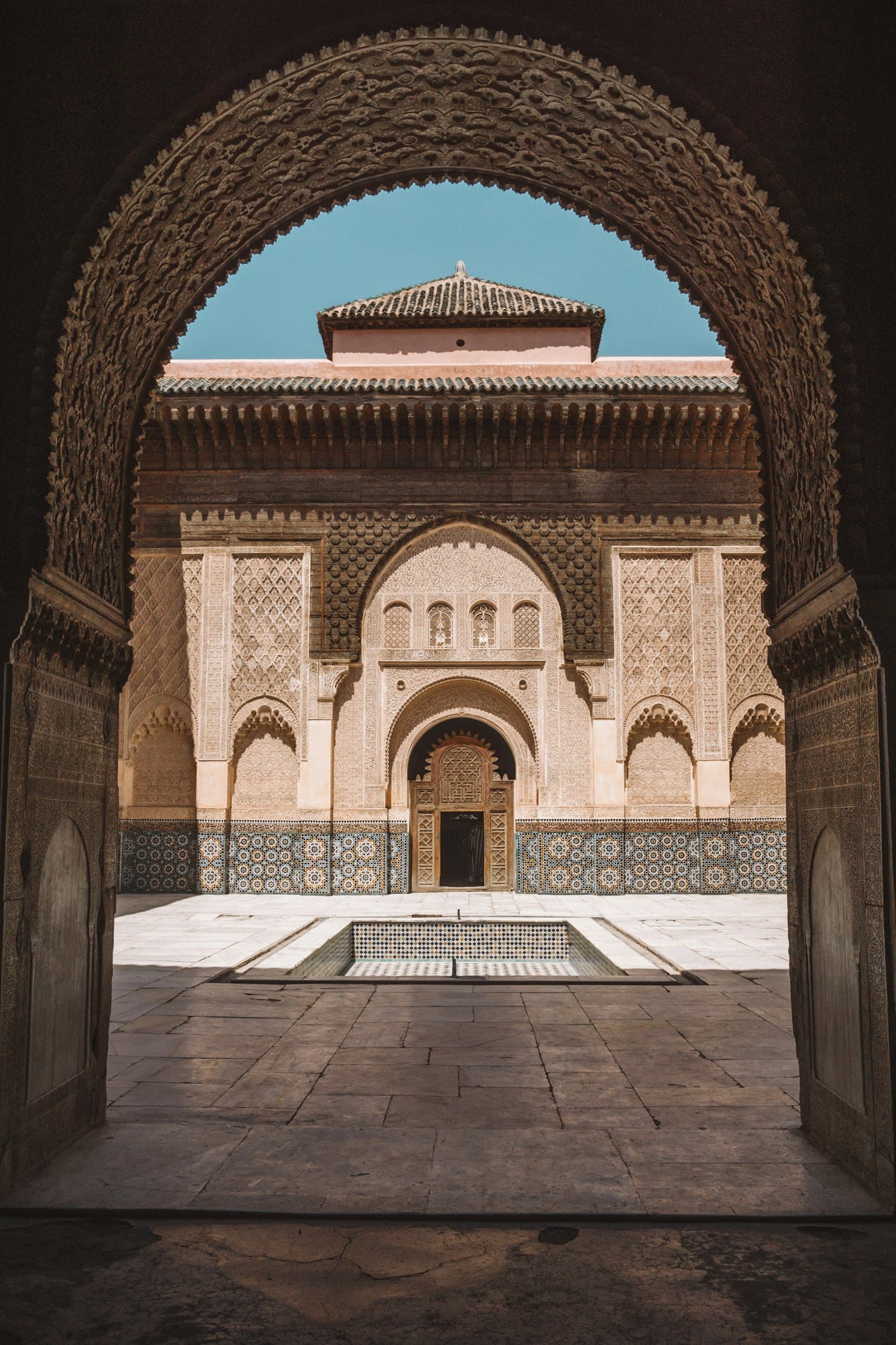 Façade sculptée en stuc et cèdre