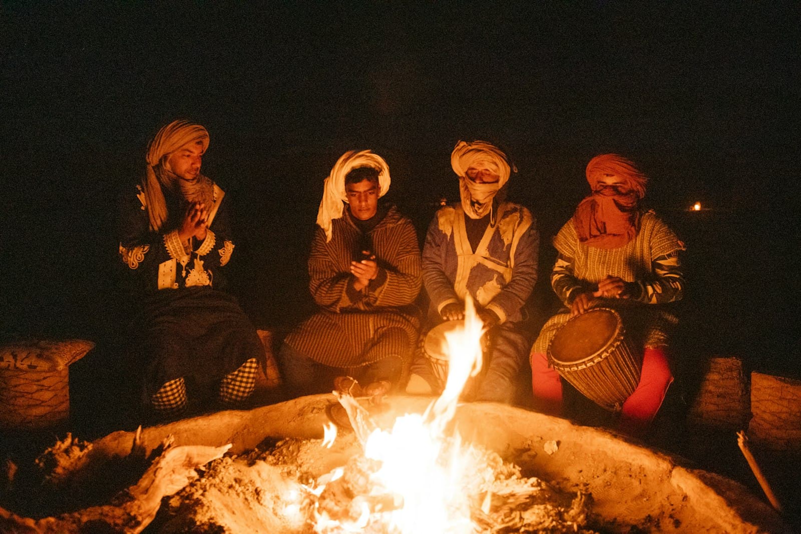 Musiciens autour du feu de camp