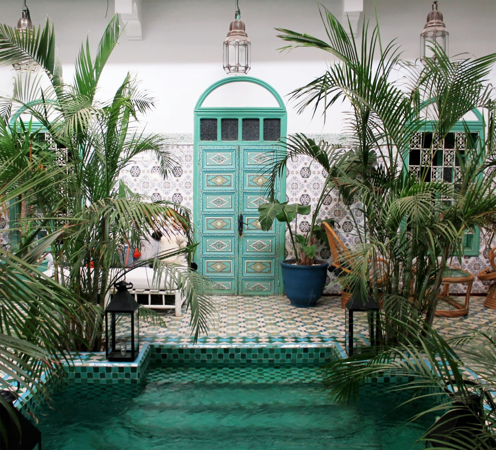 Porte verte et palmiers au bord du bassin