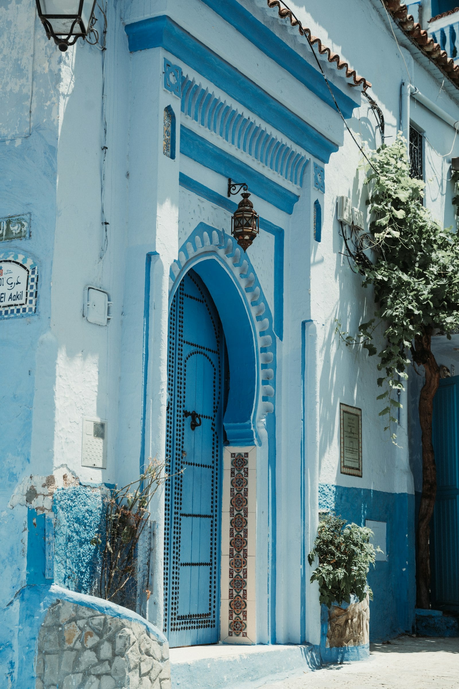 Porte bleue sculptée d'une maison de Chefchaouen