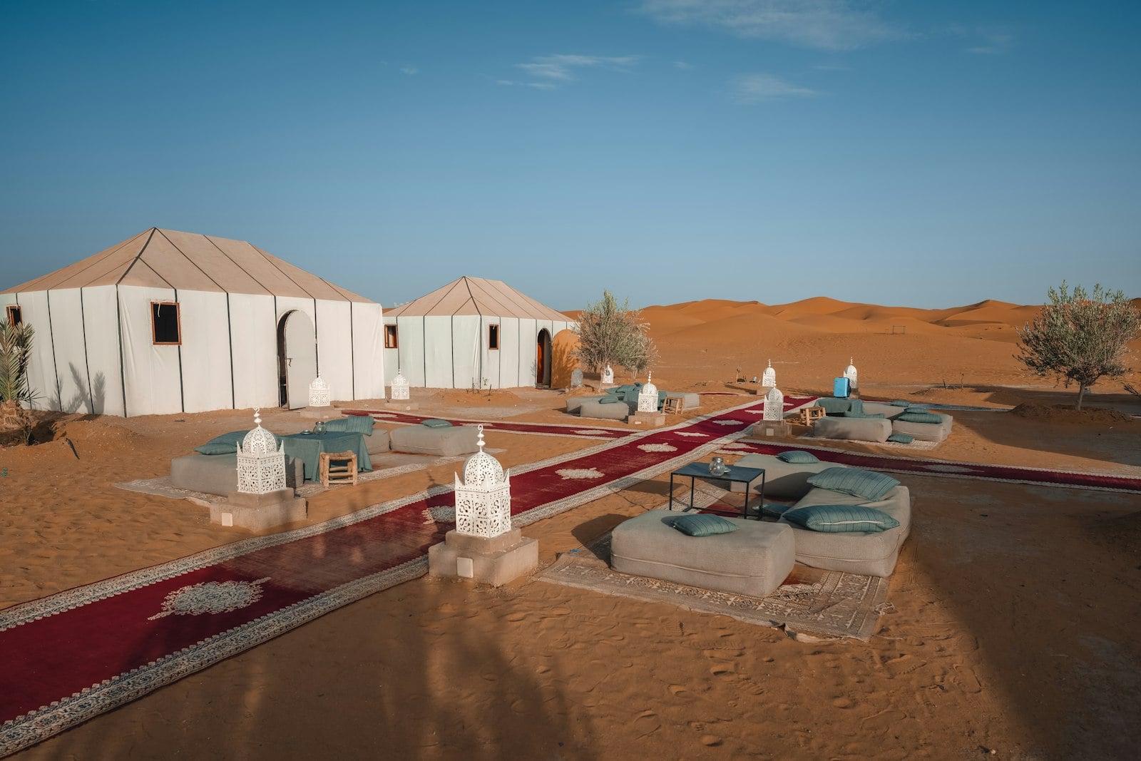 Tentes blanches au milieu des dunes