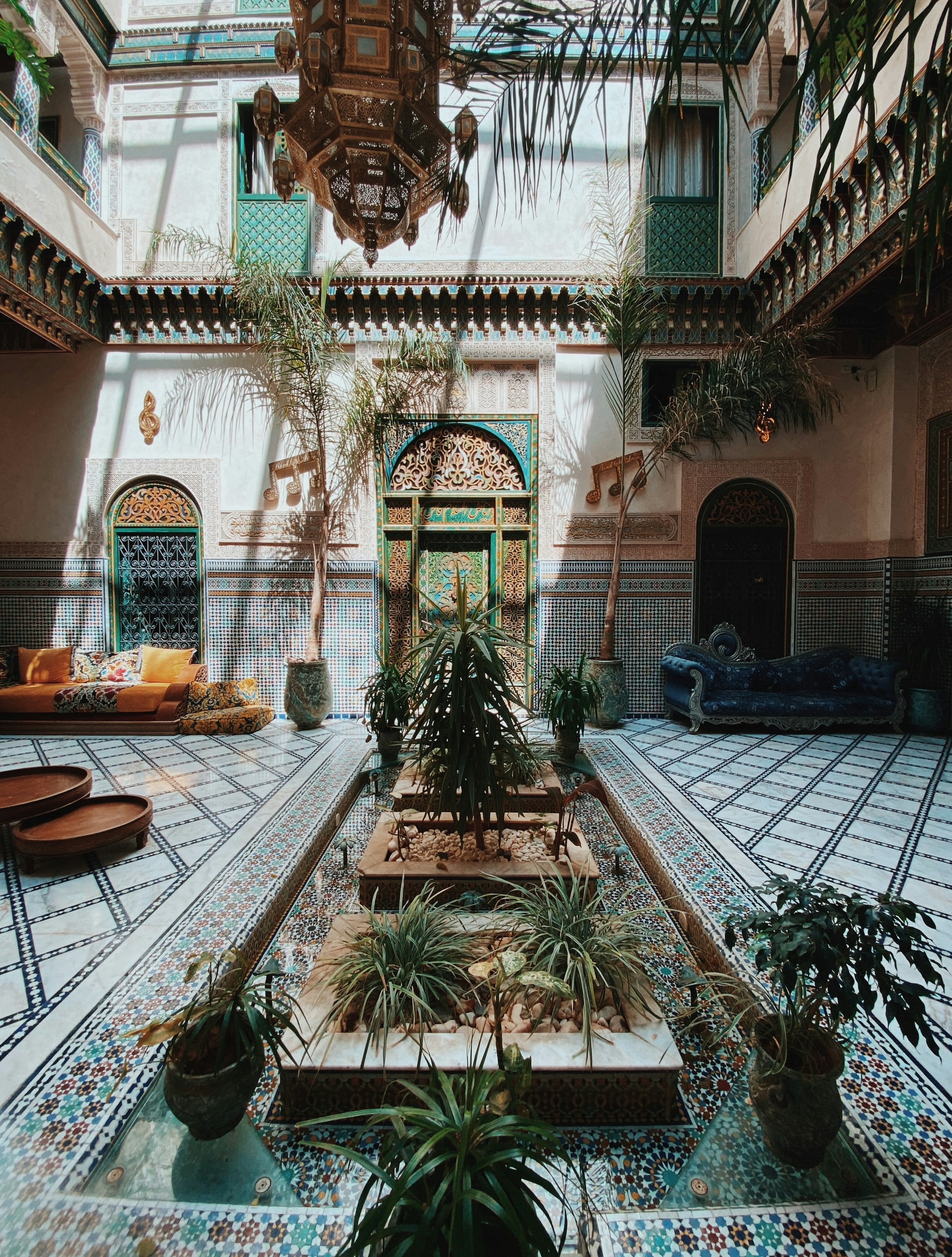 Patio du riad avec fontaine et zellige