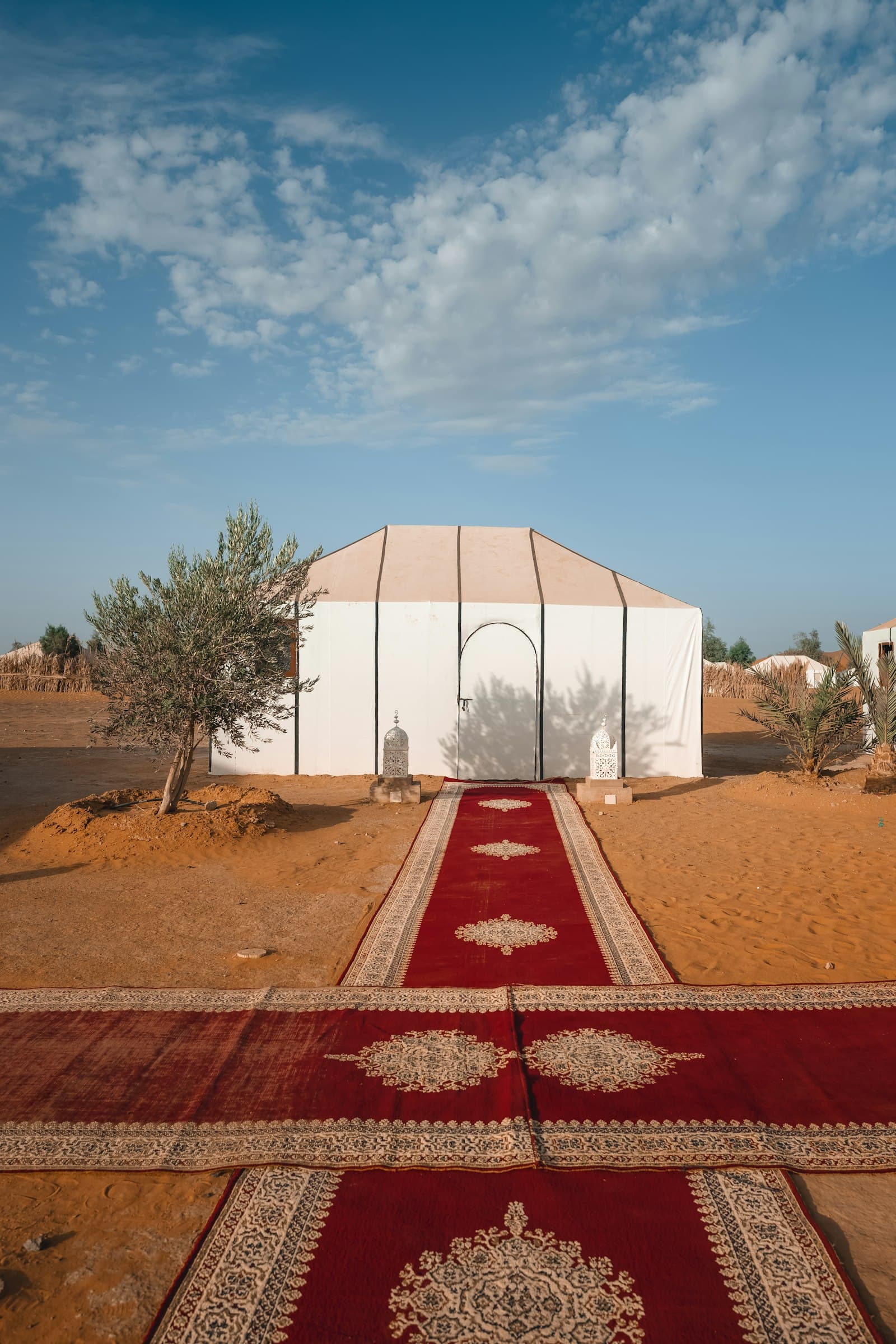 Tente blanche et tapis rouge