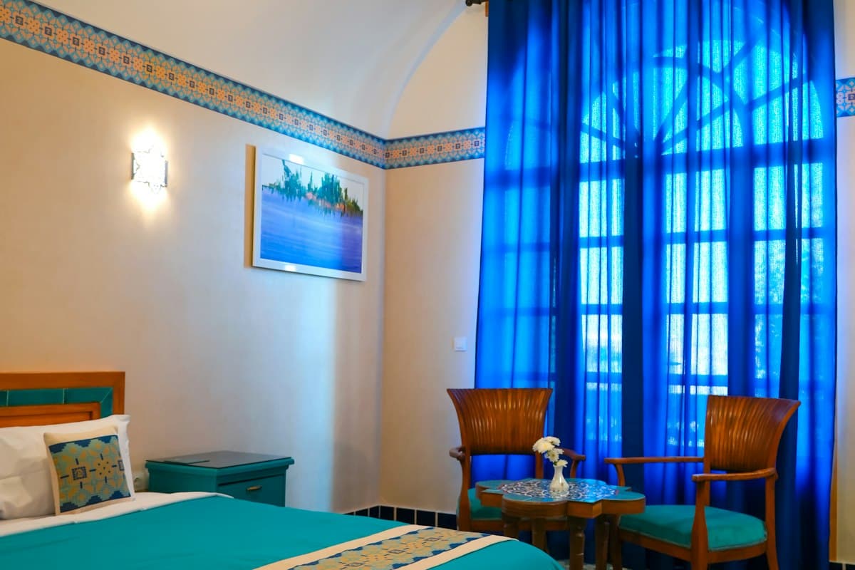 Suite aux rideaux bleu indigo
