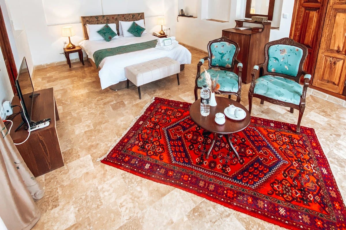 Chambre au tapis rouge et fauteuils