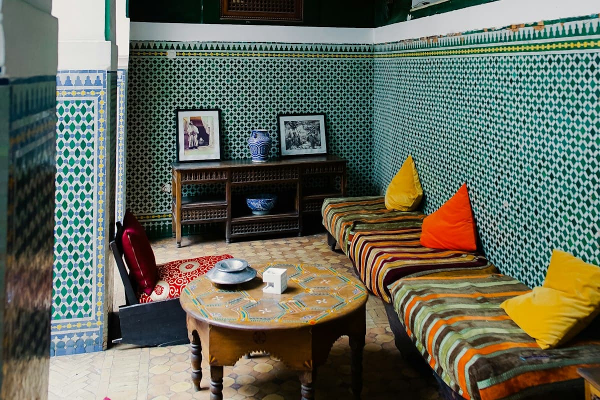 Salon aux banquettes colorées